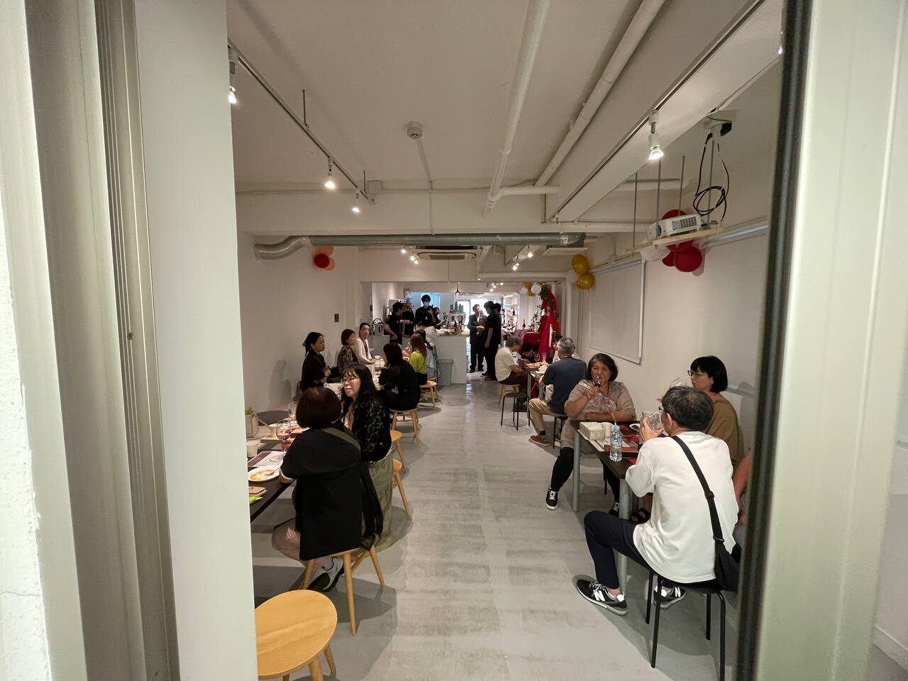 前回イベントの会場全体とテーブル席