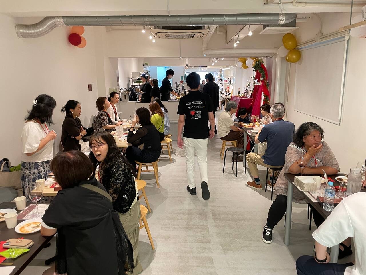 前回イベントで参加者がワインと料理を楽しむ会場全体の風景