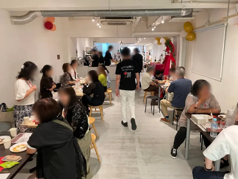前回イベントで参加者がワインと料理を楽しむ会場全体の風景