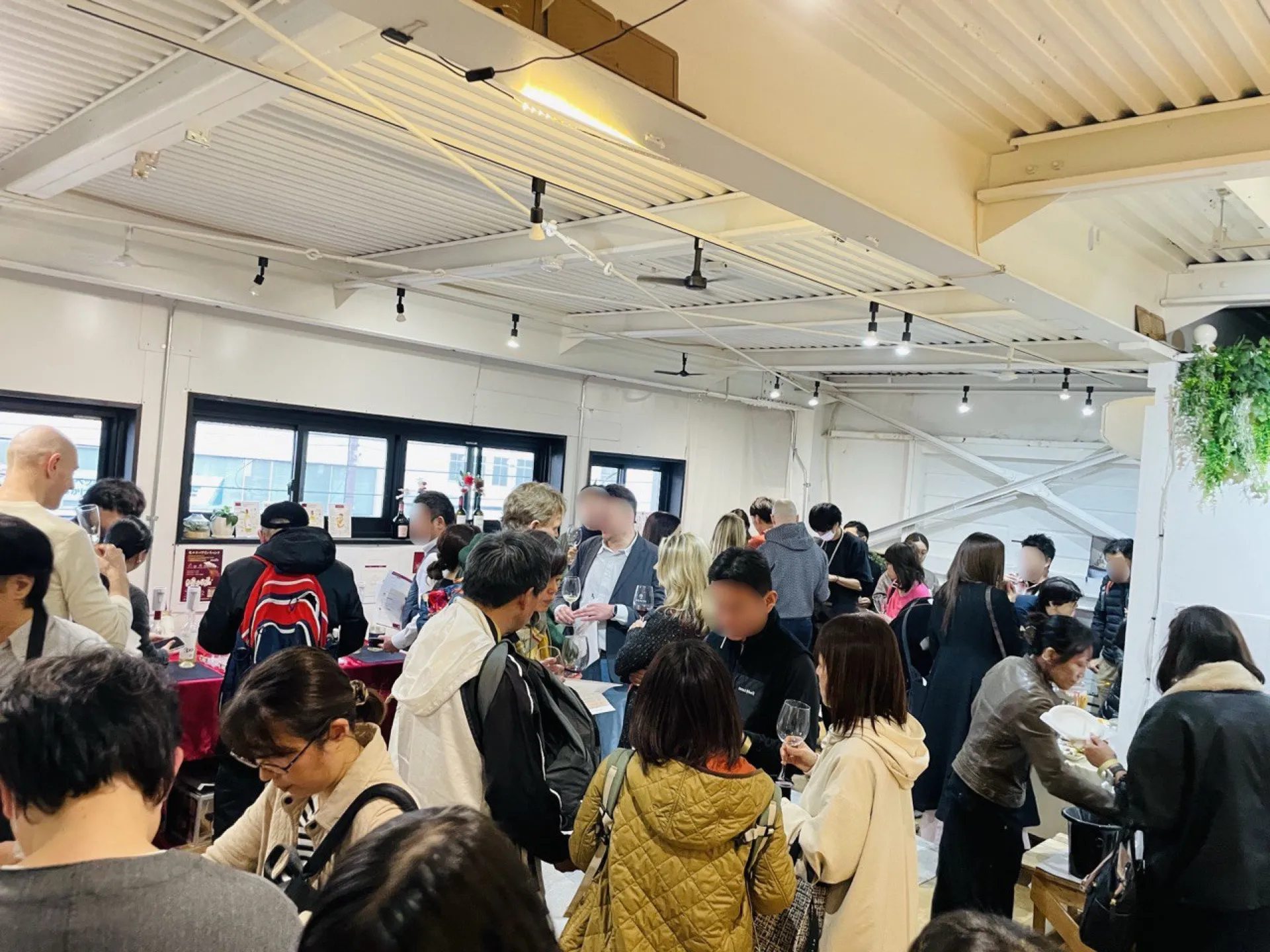 前回イベントの様子 - 多くのお客様がモルドバワインを楽しんでいます